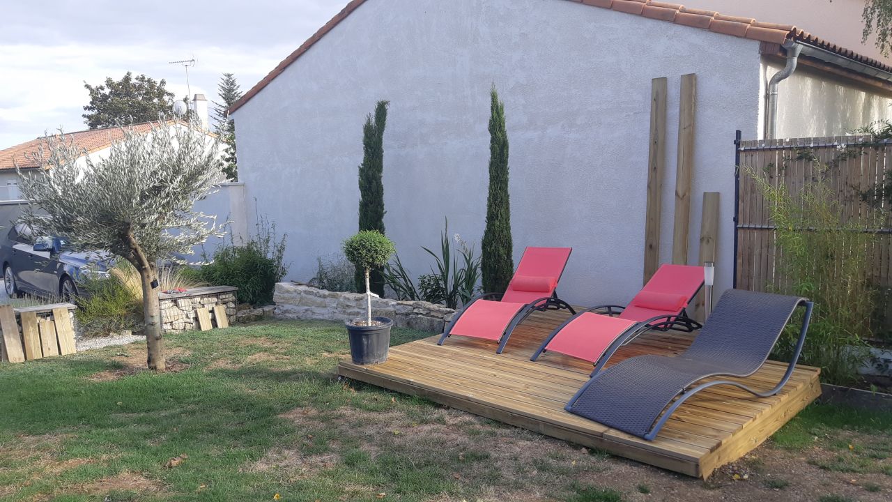 Nouvelle terrasse au sud avec muret en pierre et nouveau massif