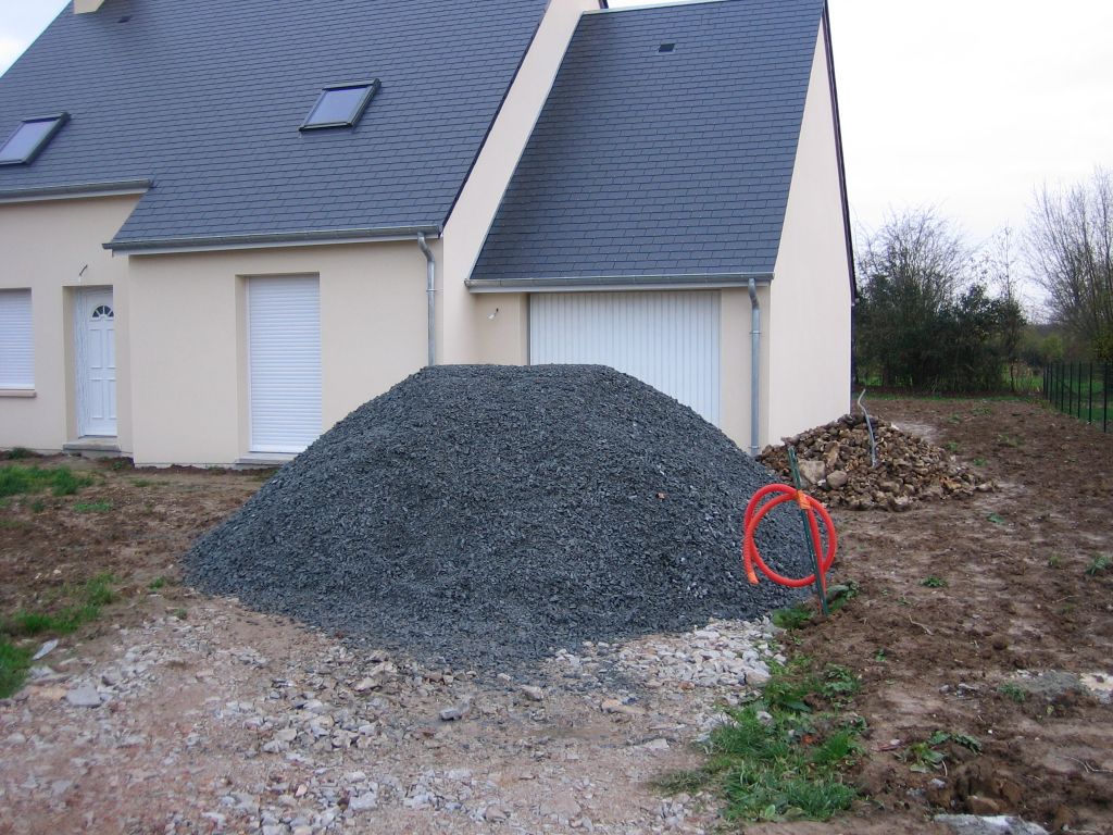 Notre tas de cailloux pour faire le parking et l'accés à la maison (comme ça on ne se salira plus les chaussures !!!!)