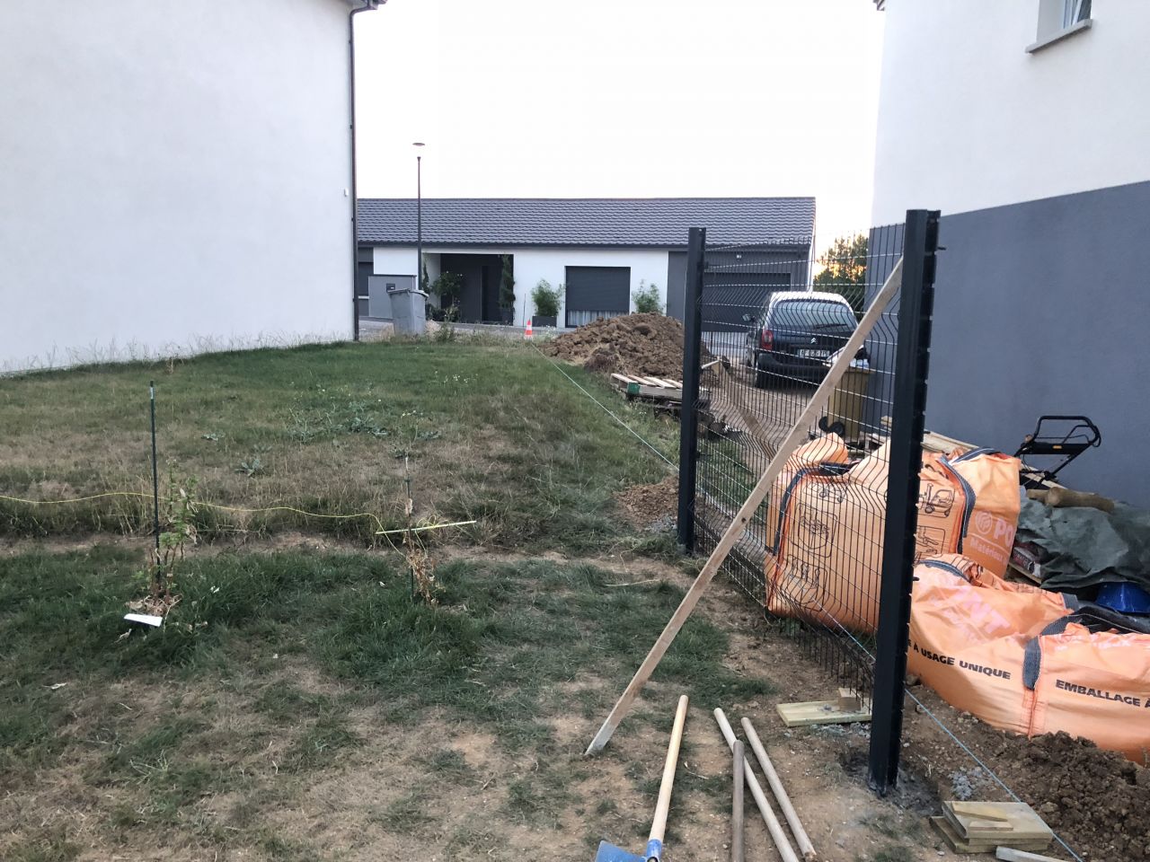 La maison avec les allées et clôture