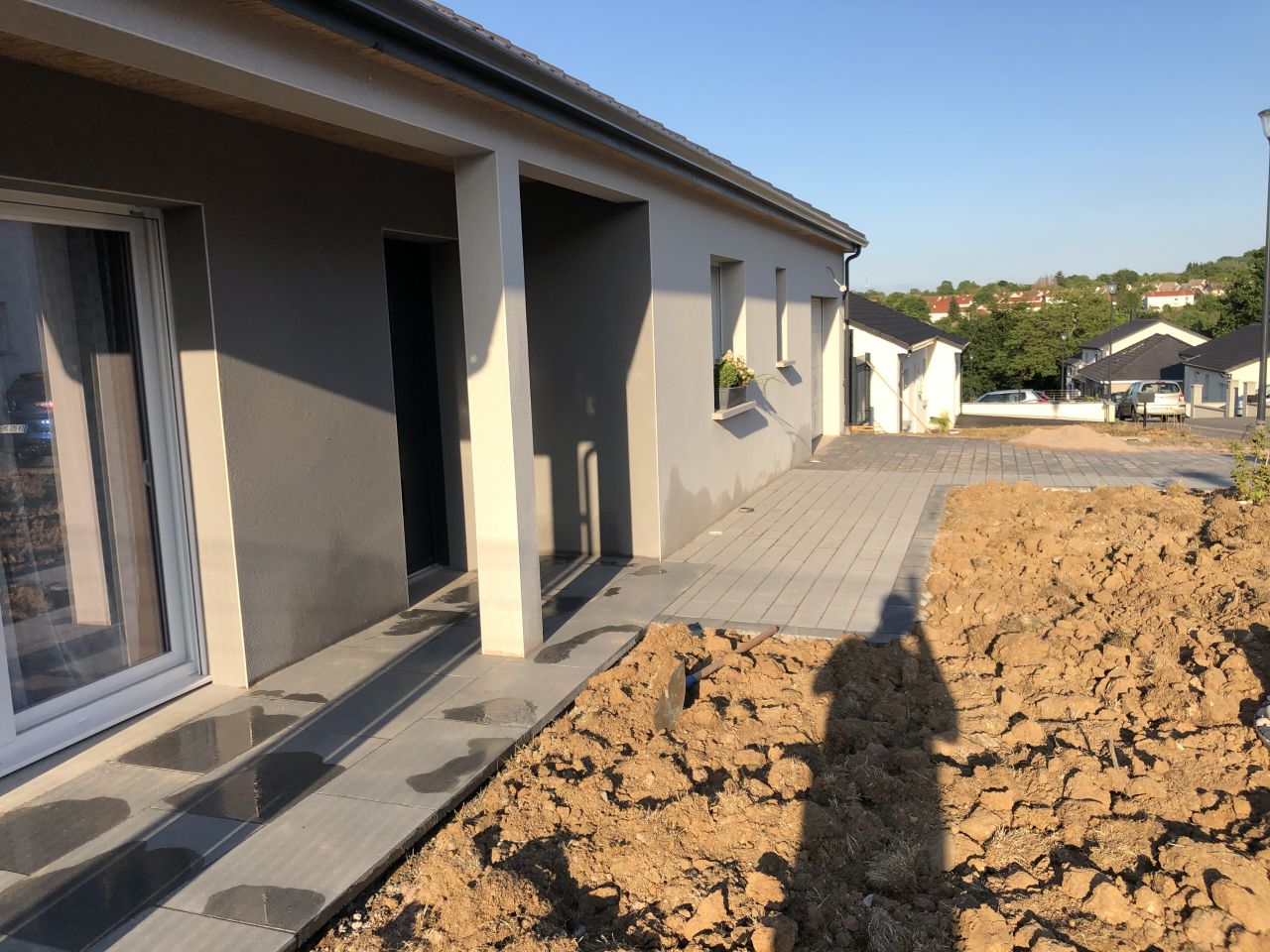 La maison avec les allées et clôture