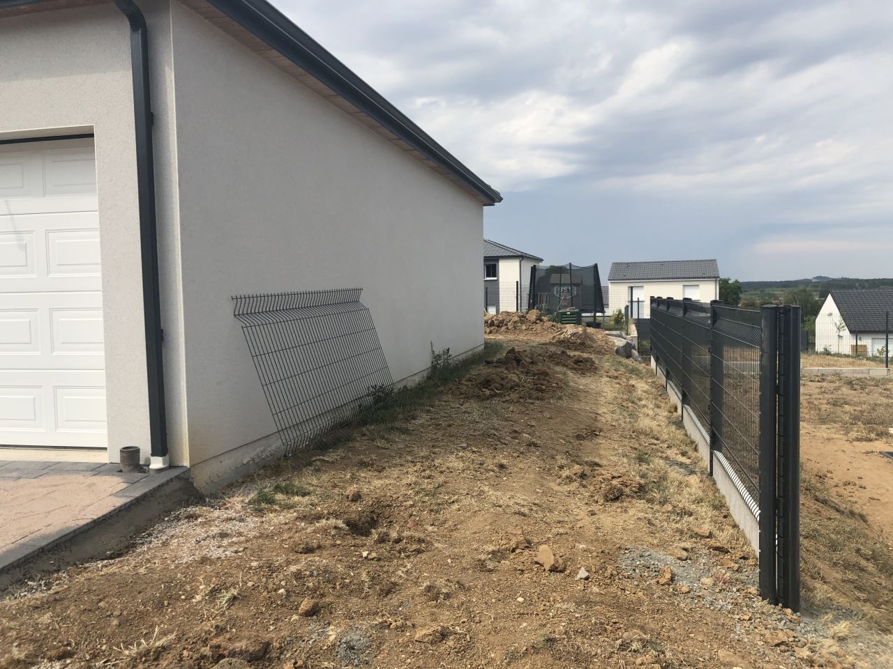 La maison avec les allées et clôture