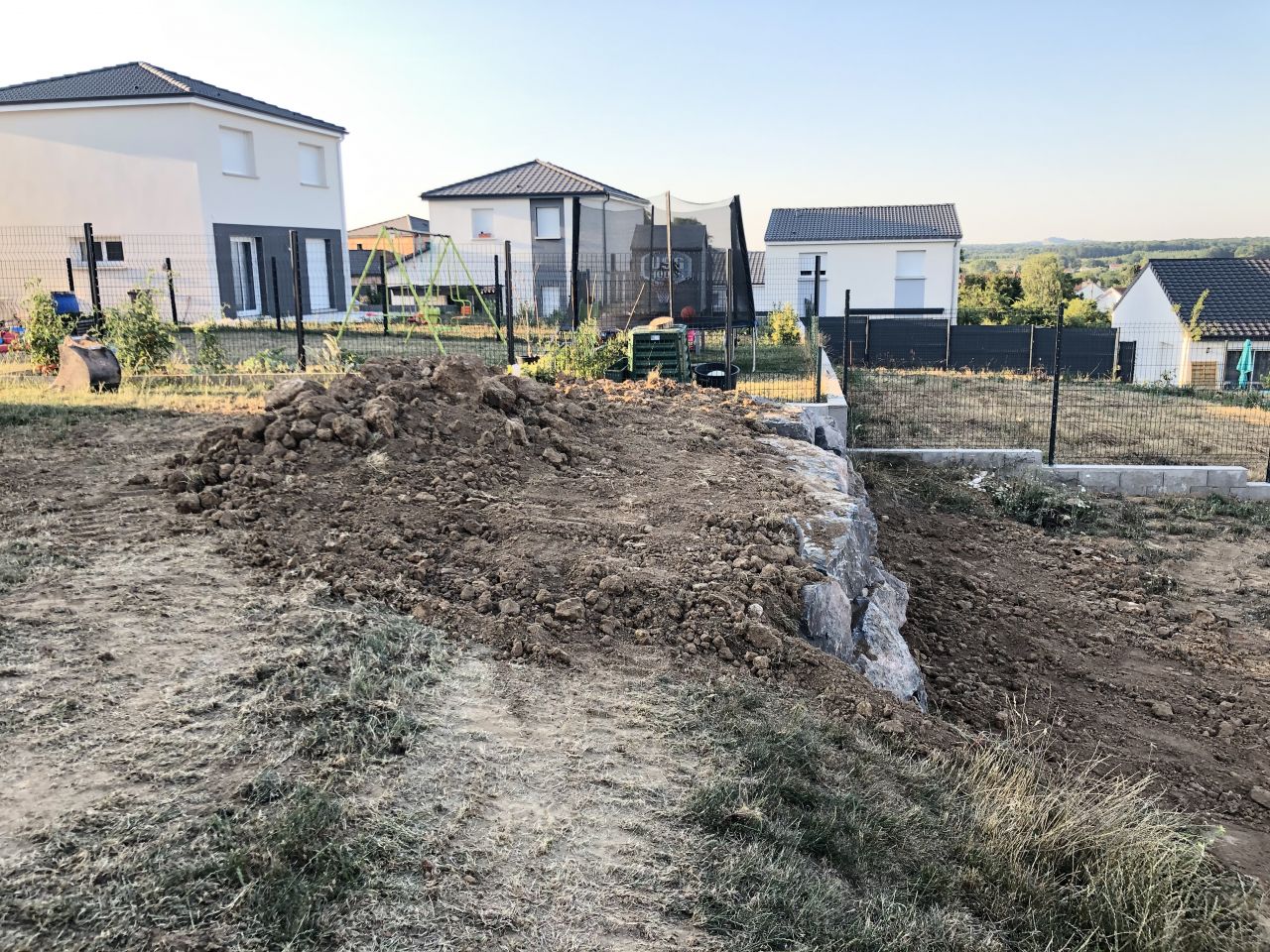 enrochement de soutènement à la limite de propriété .