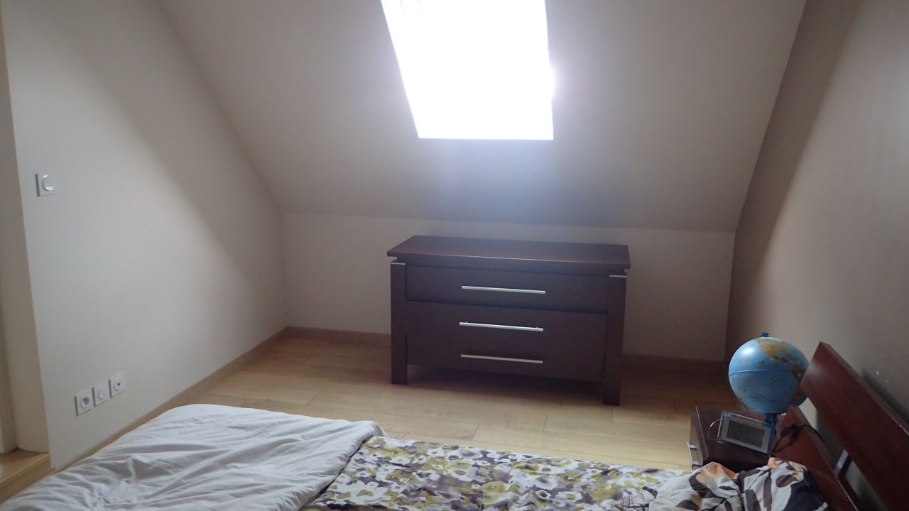 vue du mur sous velux qu'on souhaite aménager avec des meubles tiroirs (idéalement avec 3 meubles de 90 cm).