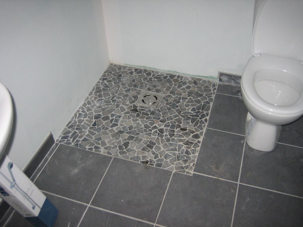 La douche à l'italienne dans la salle de bain du RDC