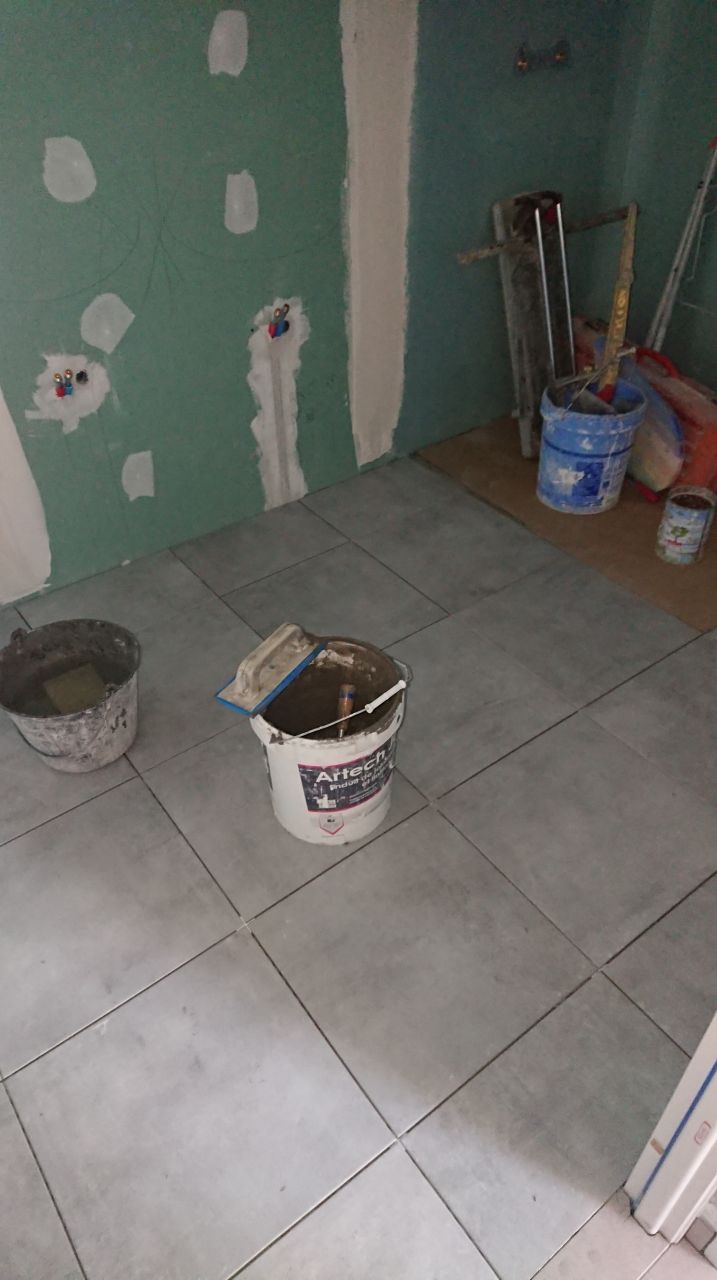 Concrete Light Grey nat 45 x 45 cm, de la marque Piegremmes U4 P4 E3 C2 plus gris que le Standfocus contract, couleur tortora de la marque Ceramiche Pieme en bas à gauche dans l'angle