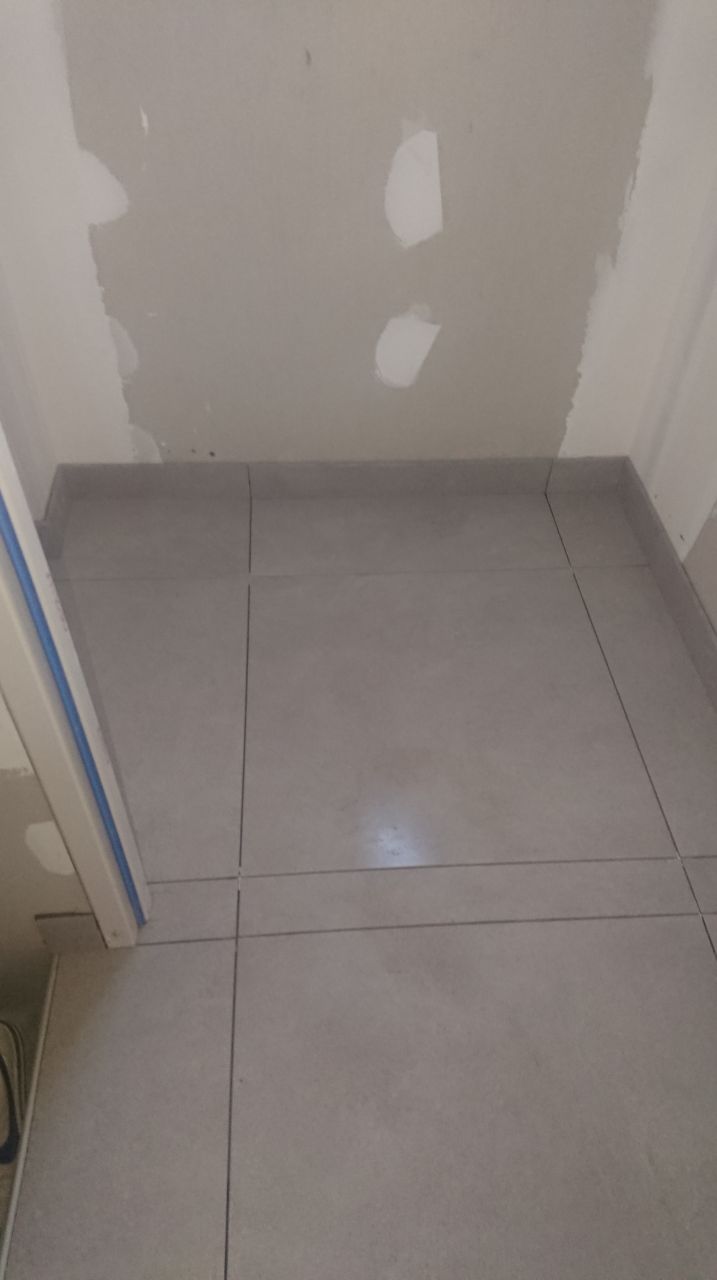 carrelage couloir couloir et WC 1er étage Stone focus contract, couleur tortora, Ceramiche Piemme en 60x60cm rectifié