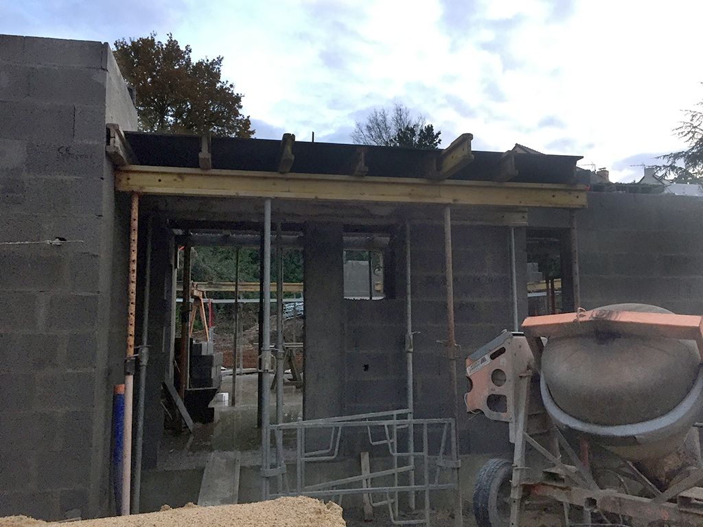 Début du coffrage de la casquette en béton armé au dessus de l'entrée