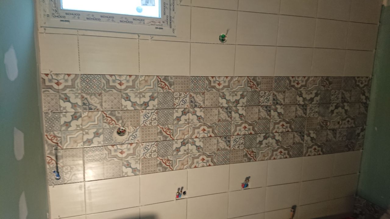 faïence salle de bains RDC carreaux blanc brillant Neutral Pearl 25X38 cm de la marque Marrazi avec une frise Neutral Decoro Memory 25x38 cm de Marrazi