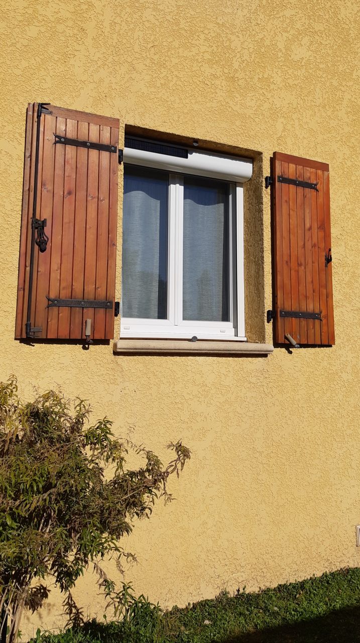 Pose de volets roulants solaires sur toutes les fenêtres (SAM, + les 3 chambres)
<br />
Pose d'un moteur simple sur celui de la baie vitrée du salon