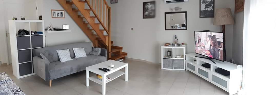Enfin un joli salon.
<br />
J'ai viré mon trop grand canapé d'angle bien usé pour un plus joli acheté chez Miliboo