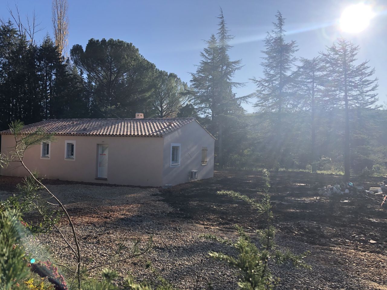 Vue principal limite de terrain aujourd'hui le soleil pointe le bout de son nez après le inondations qu'a subi la region