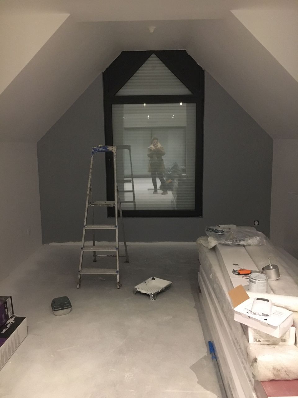 Photo prise de nuit, désolée ! Le gris vient de chez Leroy Merlin référence "Gris pluie", je ne le recommande pas spécialement, il est difficile à appliquer