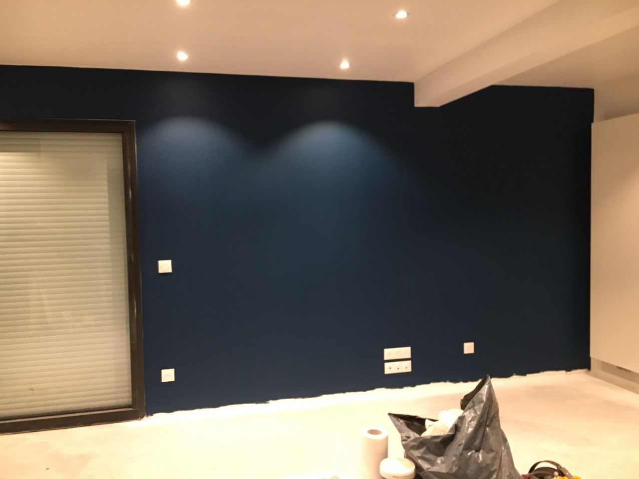 Mur du salon en RAL 5001 en suivant les conseils du vendeur mais je regrette déjà, j'aurais aimé le RAL 5008 qui parait très foncé en nuancier, mais pour l'avoir vu sur un mur complet est magnifique. Je pense que je repeindrai en 5008 l'année prochaine !
