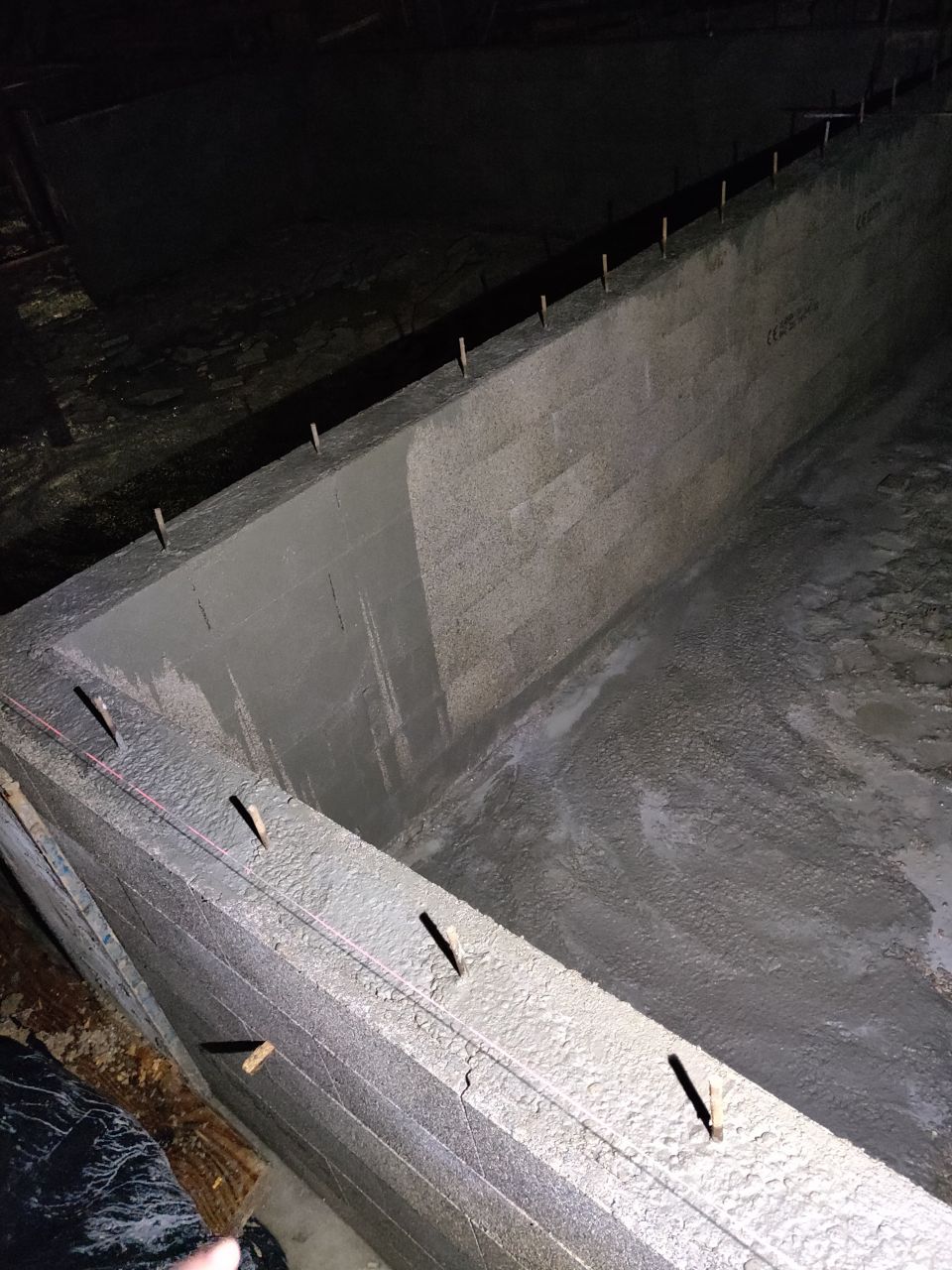 Construction du vide sanitaire - incorporation du béton dans le parpaing à bancher
