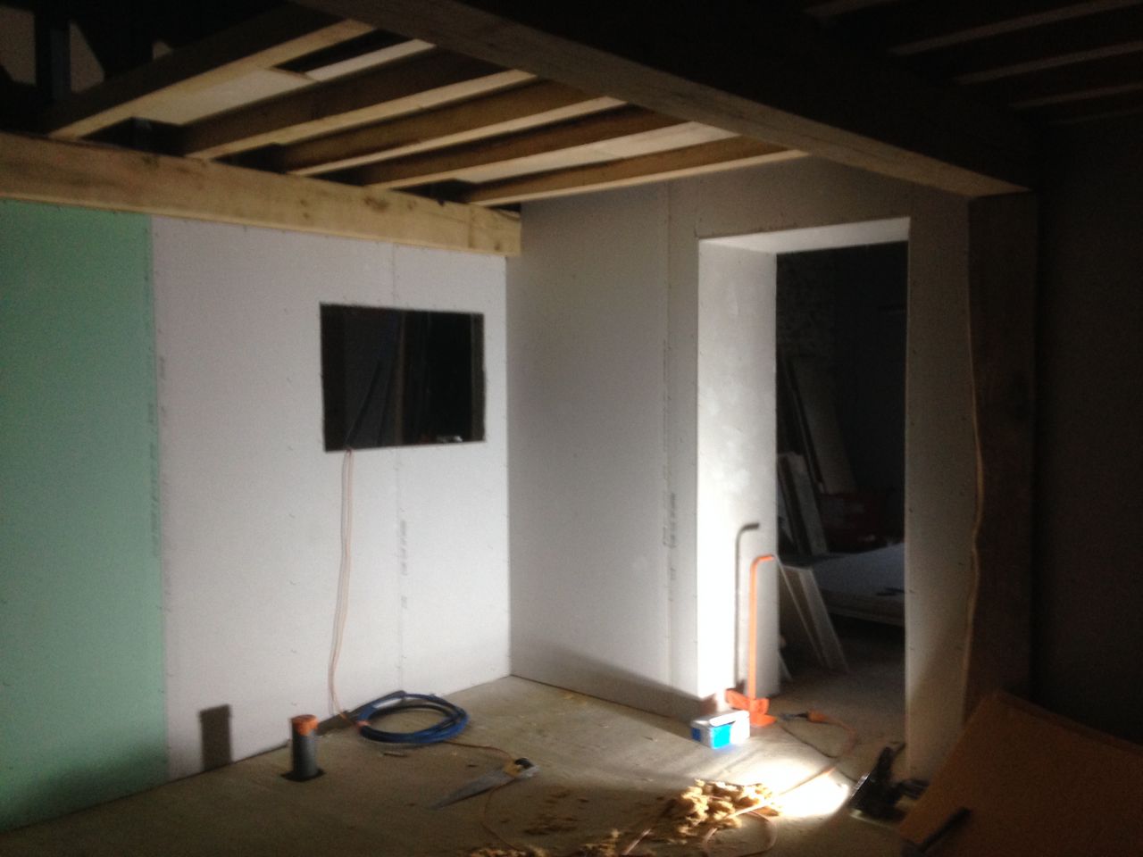 Mur de séparation étage vers garage, accès vers salle à manger/salon.
<br />
La fenêtre donne sur le garage et permet d'apporter de la lumière dans la future montée d'escaliers.