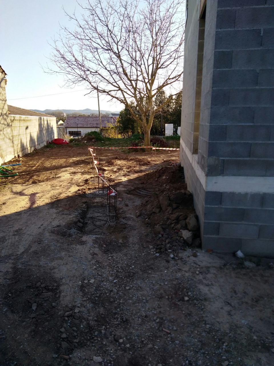 Les massifs sont fait avec ferrailles pour futurs pots bton qui soutiendront la terrasse