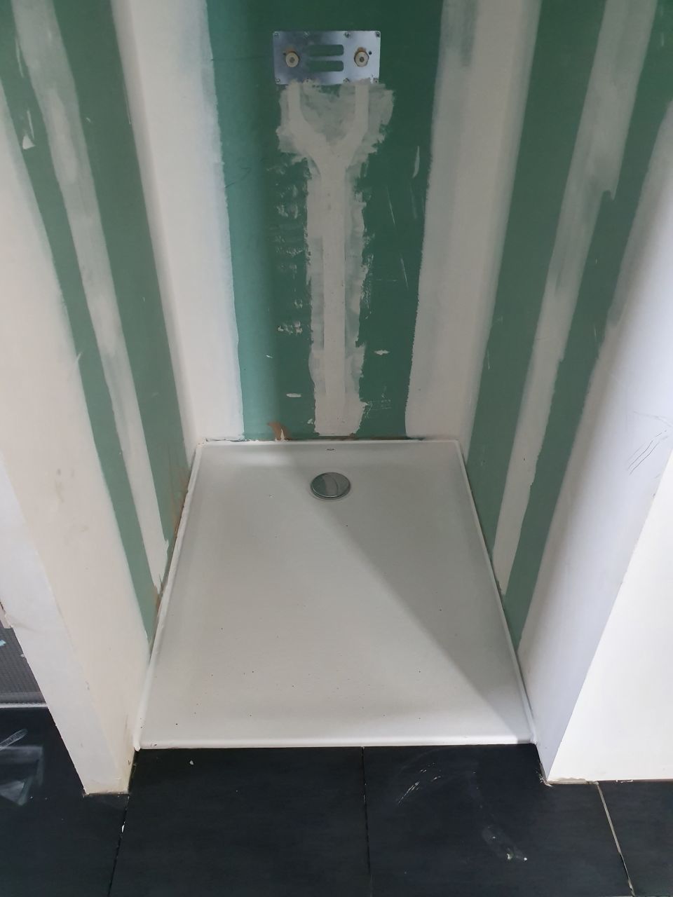 Bac de douche (non alignée sur la cloison)
