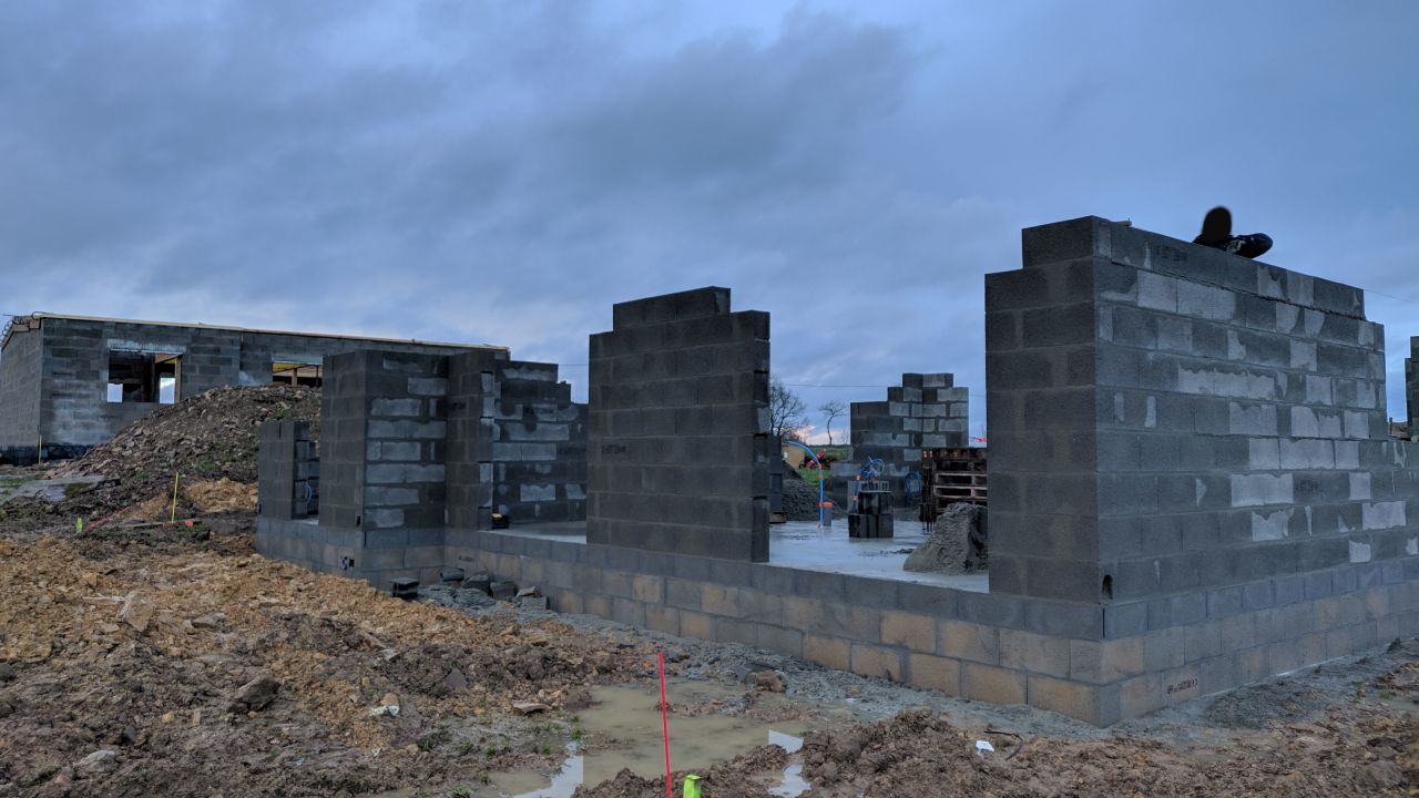 Élévation des murs du RDC en cours