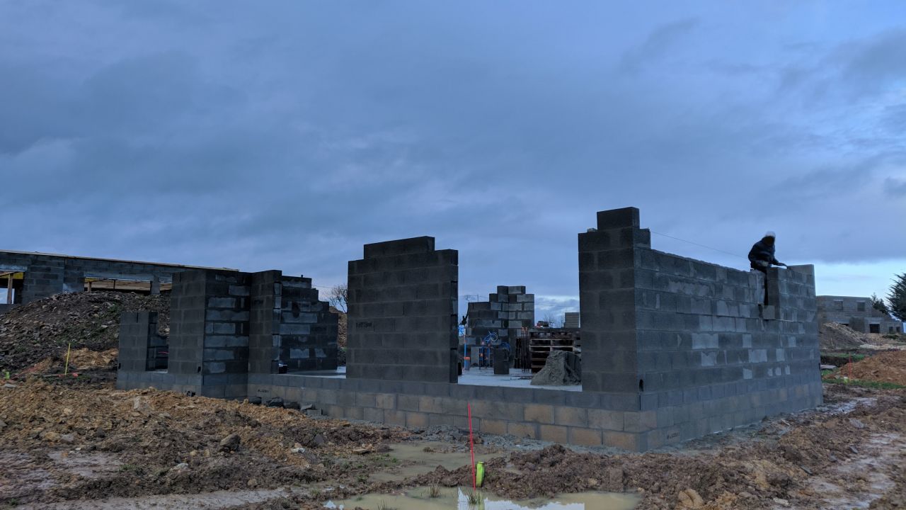 Élévation des murs du RDC en cours