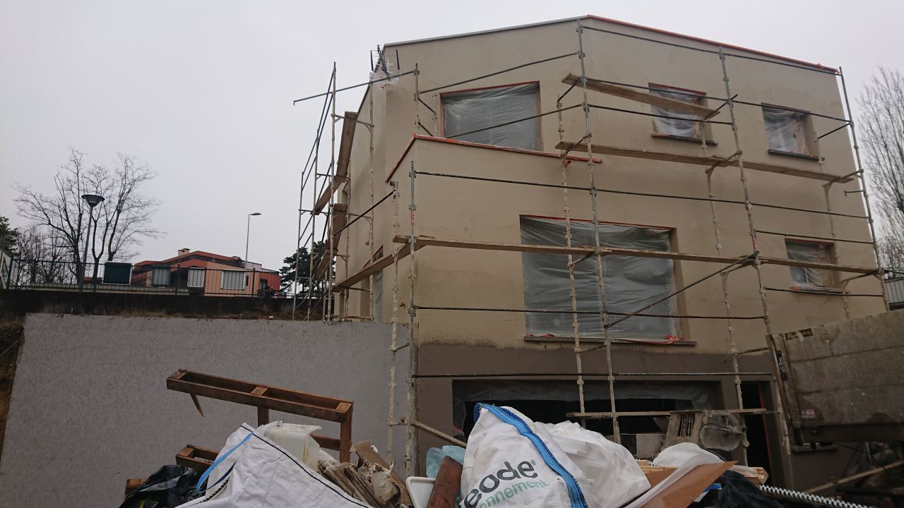 2éme couche d'enduit sur les façades.