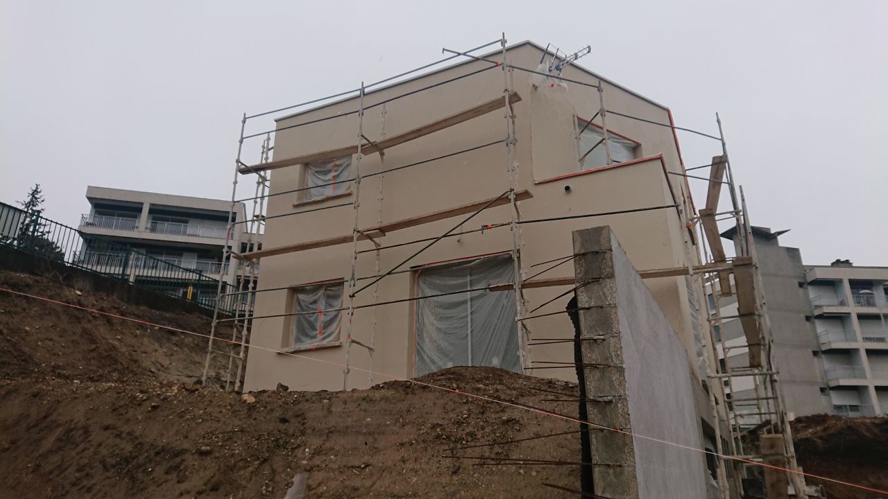 2éme couche d'enduit sur les façades.