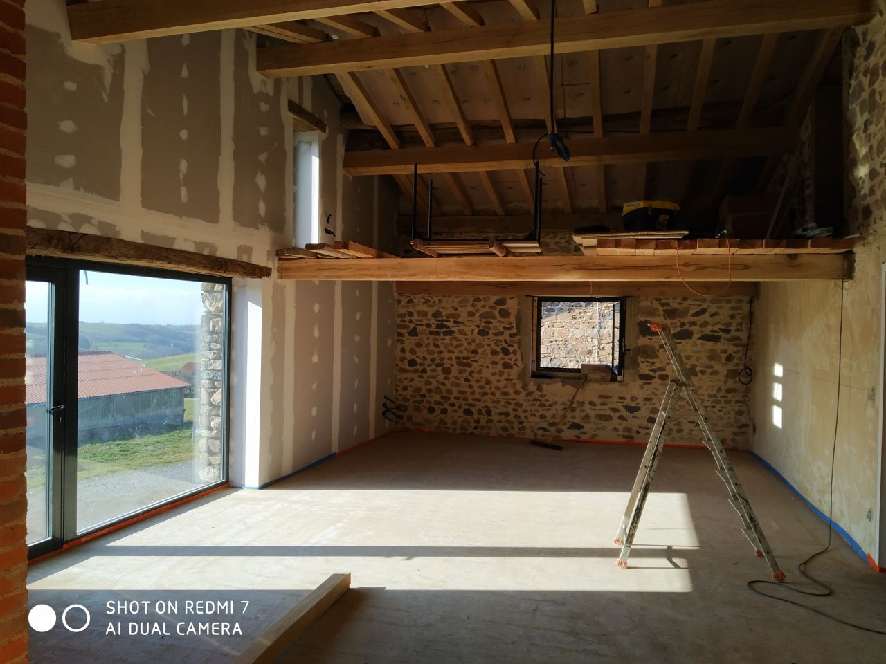Bandes à joint en cours, avec vue sur future mezzanine