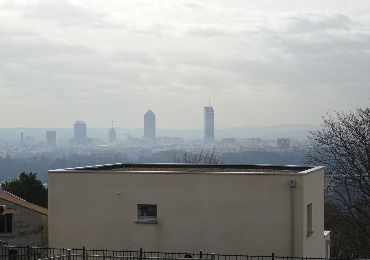 façade nord, toit végétalisé et vue sur Lyon !