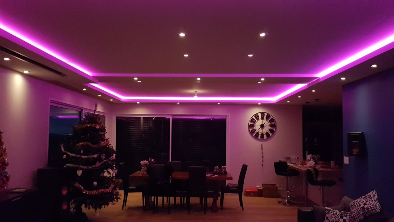 Bandeaux LEDs installs au plafond