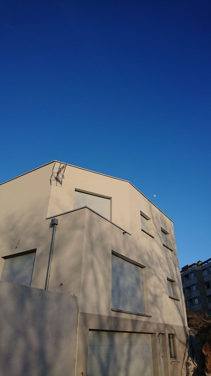 façade avec la Lune