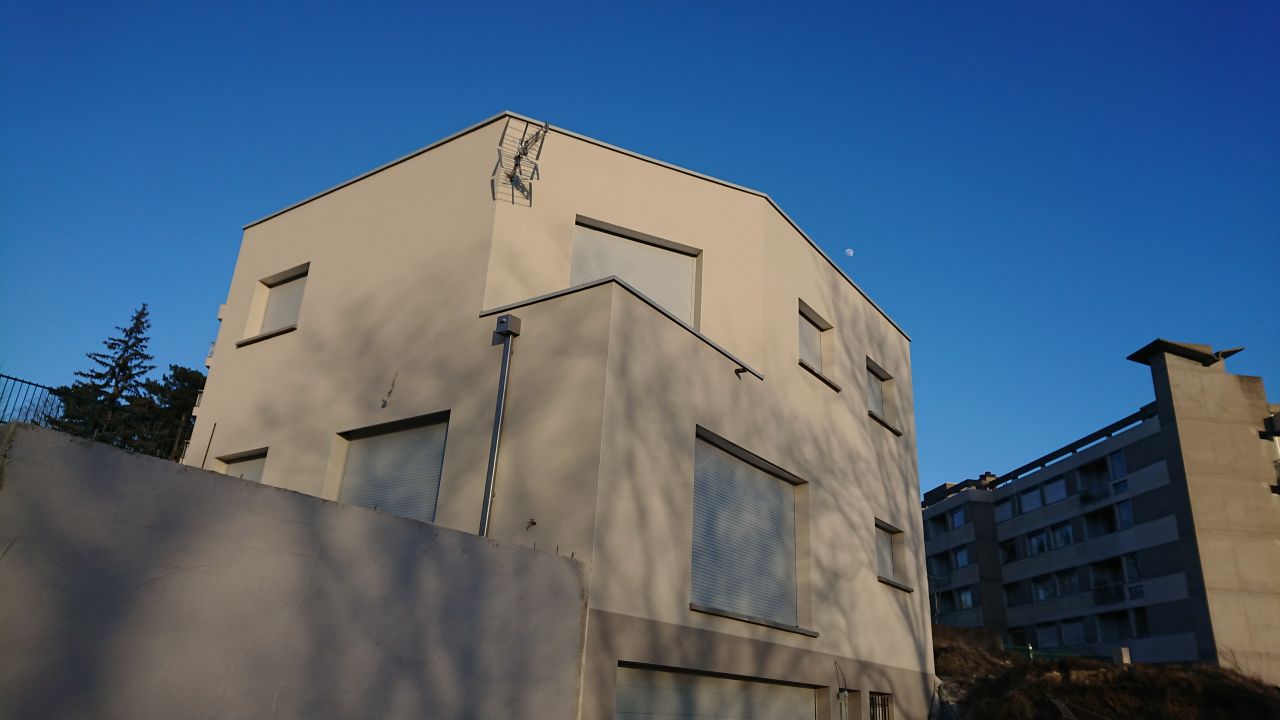 façade avec la Lune