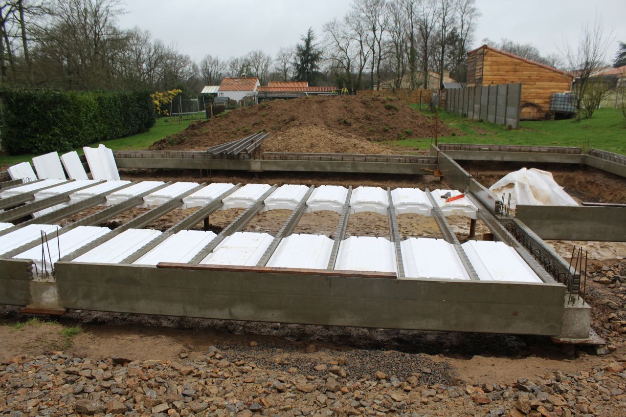 Pose des poutrelles de 4m30 (90kg), et 1re trave d'entrevous polystyrne (beurk mais bon, on a du faire des choix techniques et des compromis)