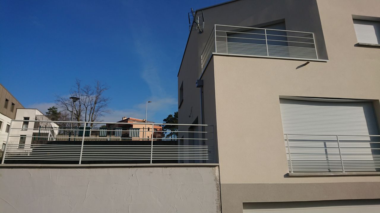 garde corps extérieurs (le crépis du mur de terrasse n'est pas fini car on attend que les voisins aient fini leur mur limitrophe pour joindre le mur et le crépir, le cache du volet roulant de la baie sud est voilé j'ai demandé à mon cdt de mettre une patte pour le redresser)