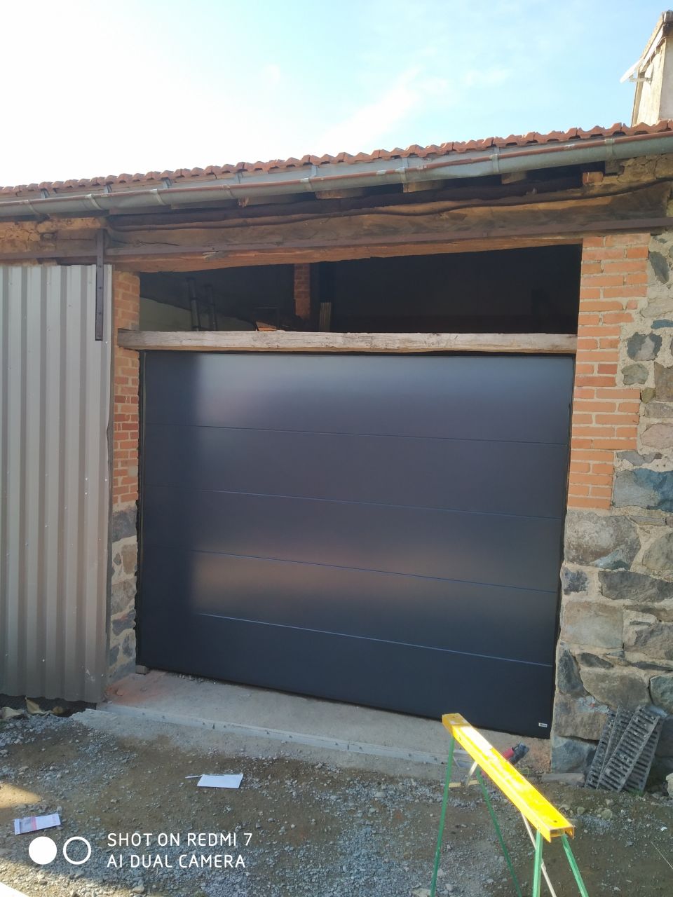 Porte de garage, dans l'attente de la partie vitrée du dessus