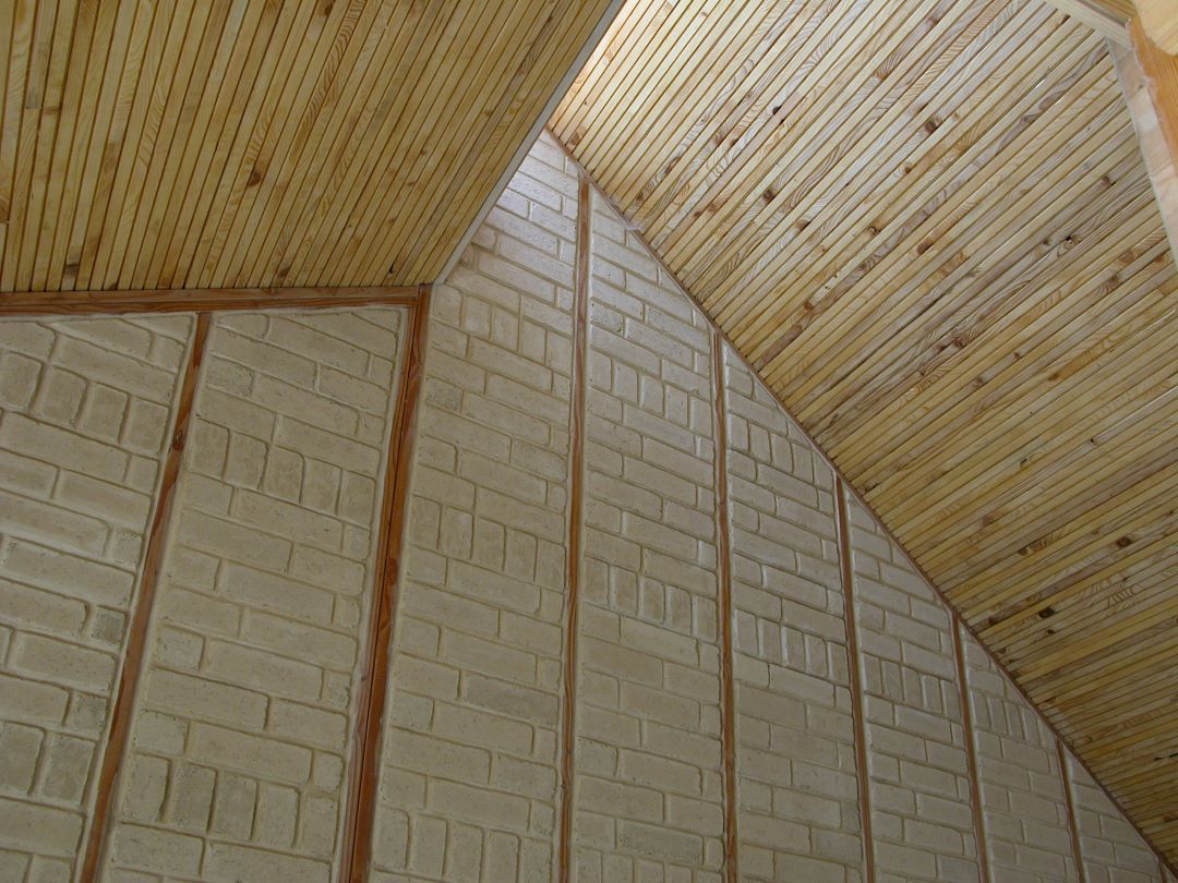 Un mur en BTC : Briques de Terre Compresse, doublage interne d'une ossature bois, mur du pignon.
<br />
Briques denses (1.9 T/m3), format : 295 x 140 x 85 (Larg x Prof x Hauteur).
<br />
Plafond en plancher clou.