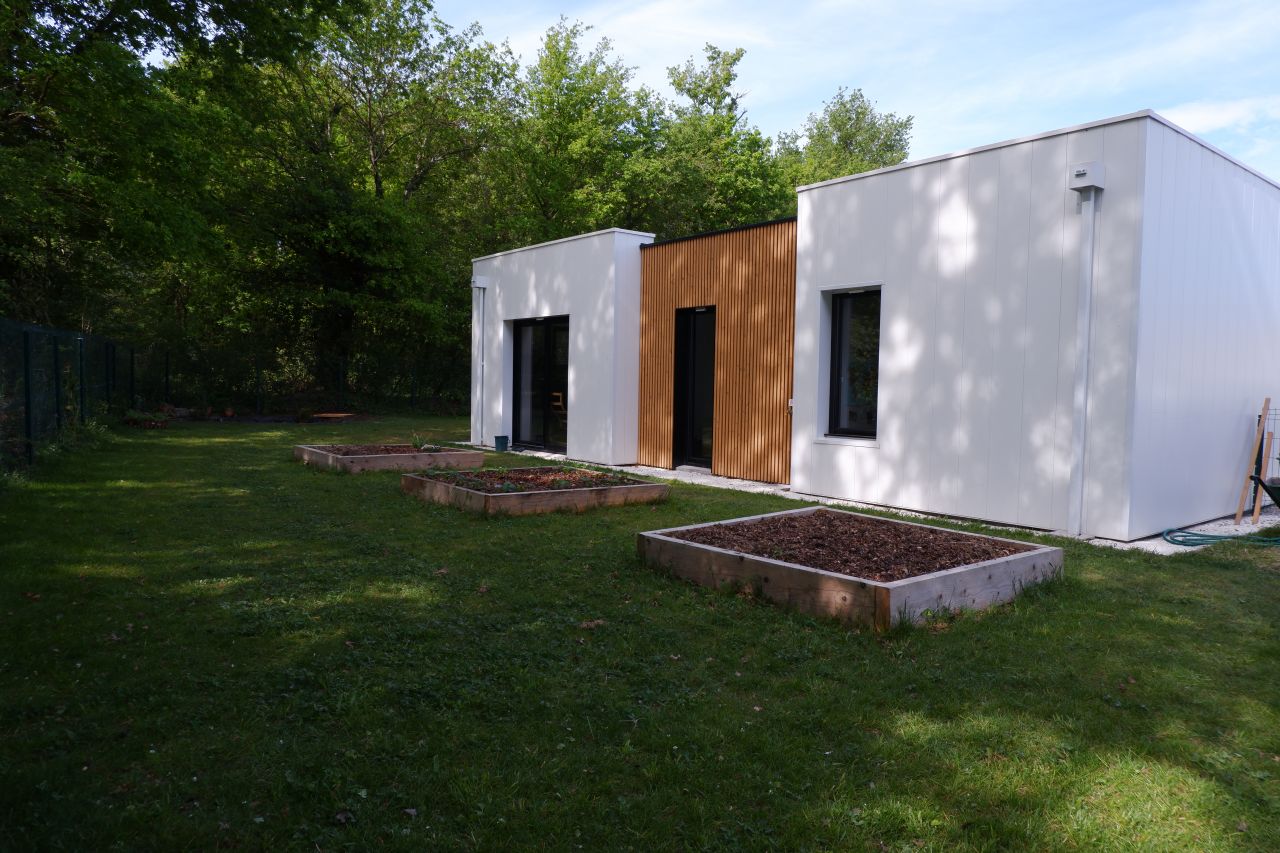 Les carrés de potager avec quelques fraisiers