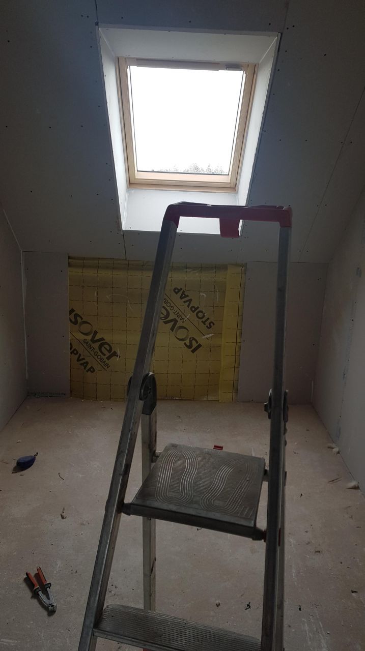 Vue sur notre futur petit dressing. Le velux était initialement mal posé, il arrivait droit dans une cloison. Le couvreur a dû revenir pour le déplacer et le replacer correctement.