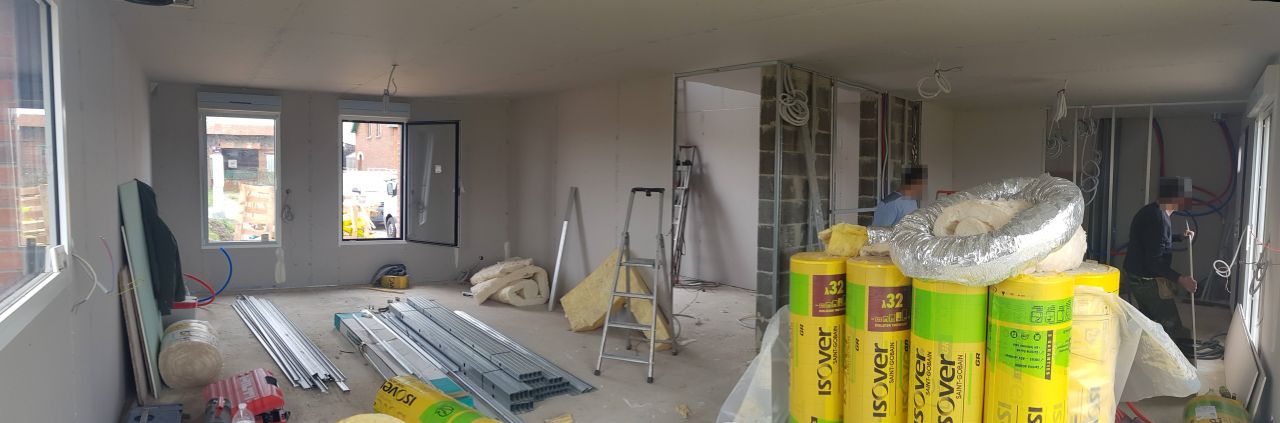 Vue intérieur où le placo est pratiquement terminé. On peut apercevoir la réservation pour notre future verrière industrielle
