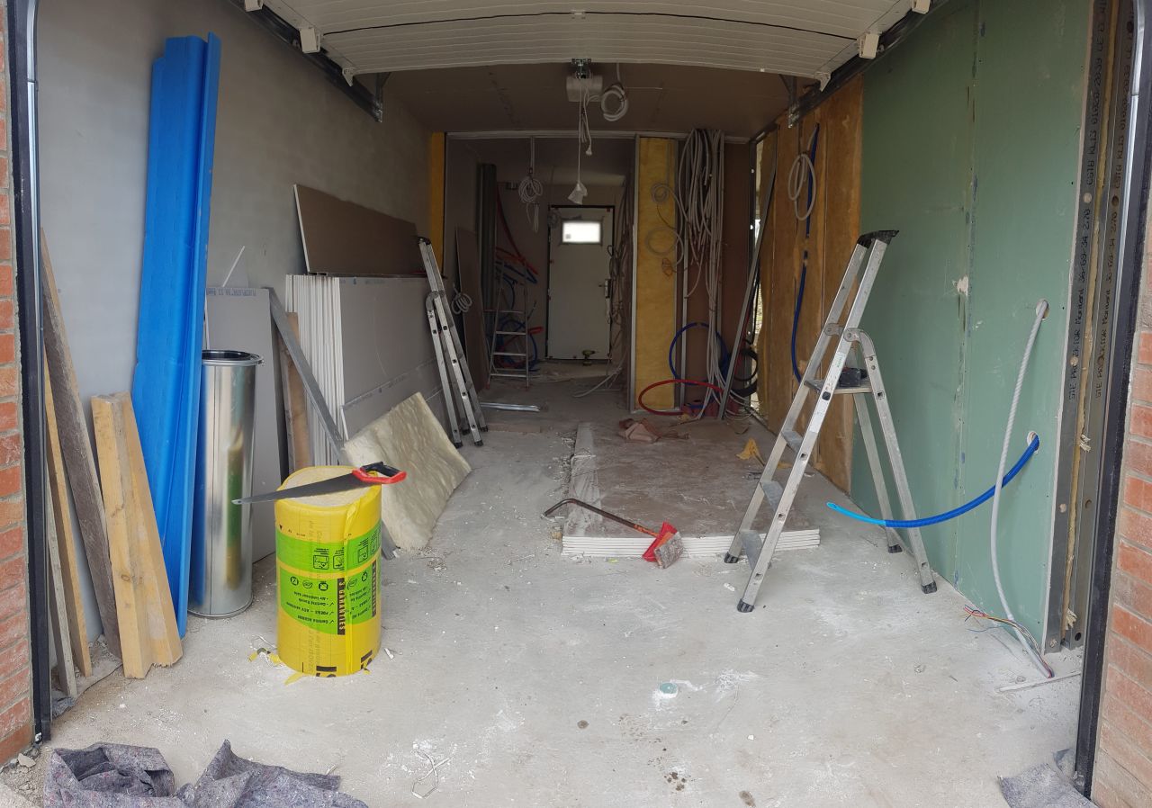 Vue intérieur de notre garage. C'est toujours le bordel dans notre garage, même dans une maison neuve. On est maudit 