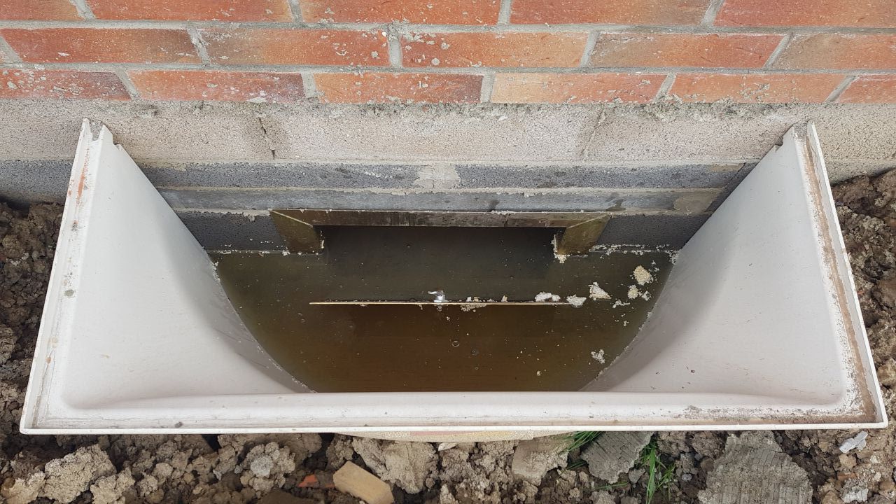 80 m3 d'eau de pluie sous notre maison dû aux gouttières non raccordées au réseau d'évacuation. Il a fait un temps de chien en début d'année, on ne l'a pas vu venir celle là !