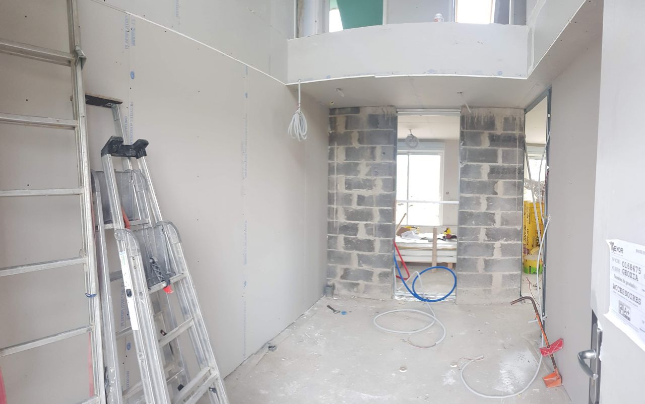 Vue intérieur de notre vide sur hall. Nous avons dû mal à considérer que ce petit bout de mur en parpaing à gauche recevra notre WC.A vue d'oeil cela ne parait pas large.