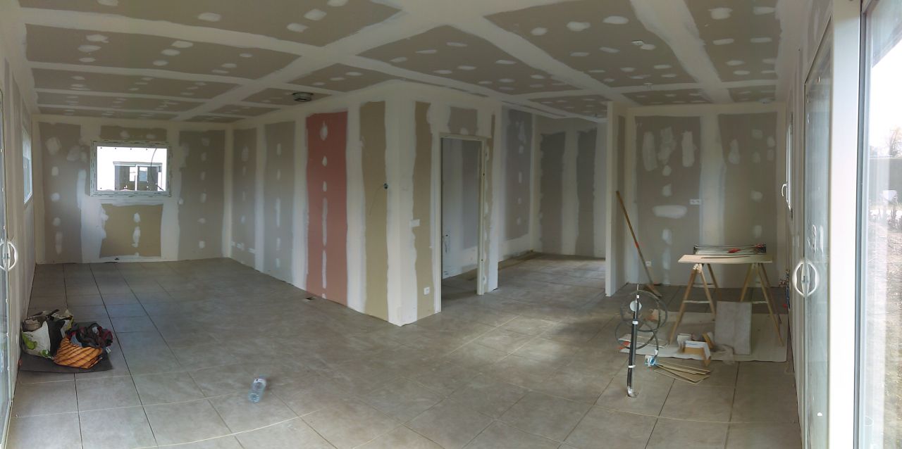 Carrelage 45x45 - Salon à gauche, espace à manger au milieu, cuisine à droite.