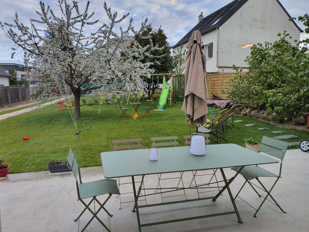 Vue du salon sur le jardin - Printemps