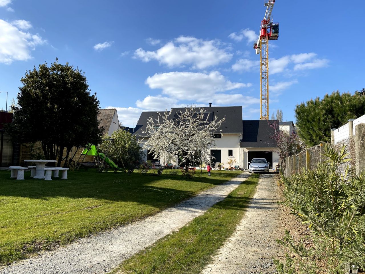 Vue de la maison depuis l'entrée du chemin