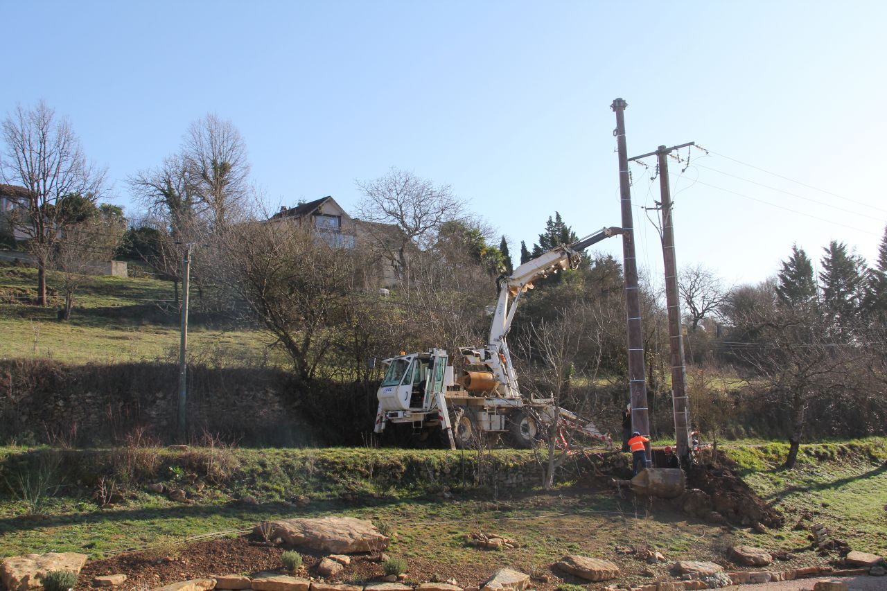 Nouveau poteau en cours de mise en place