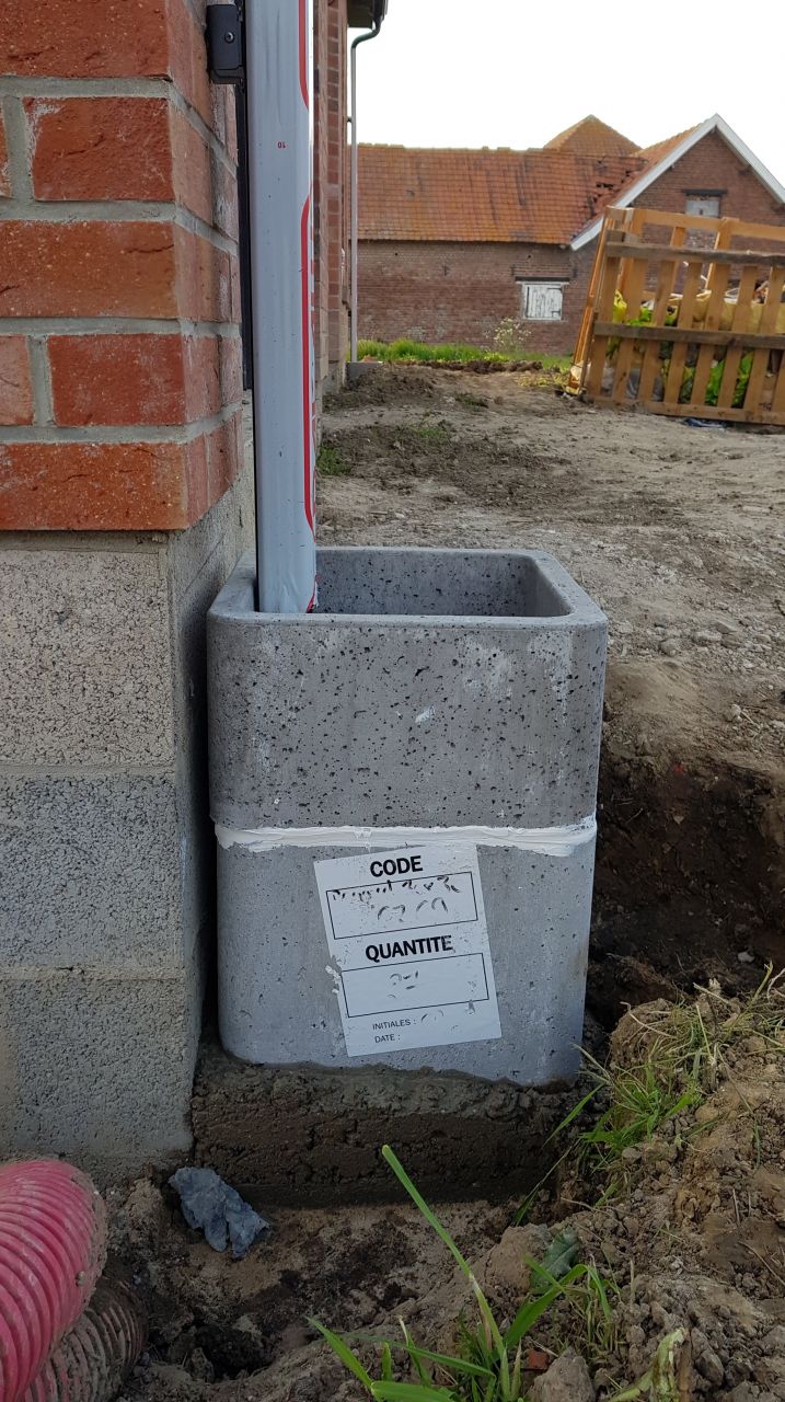 Béton classique en supplément pour chacun des puisards. On s'est improvisé maçon aujourd'hui ! La réhausse est collée au Sika sur le regard