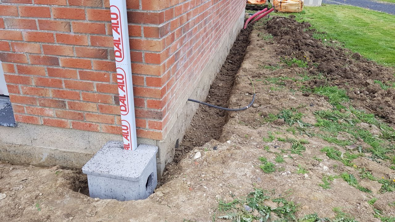 Pose du dernier puisard à l'arrière de la maison et début de tranchée