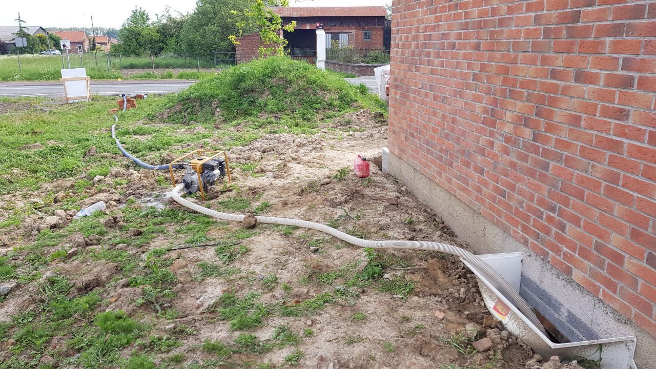Installation de la moto-pompe afin de vider les 80 m3 d'eau dans le vide sanitaire