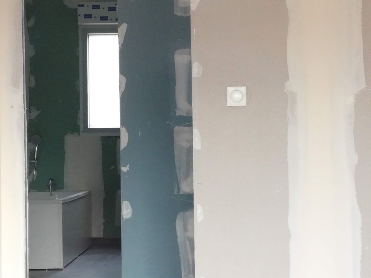 Baignoire installée - meubles en cours