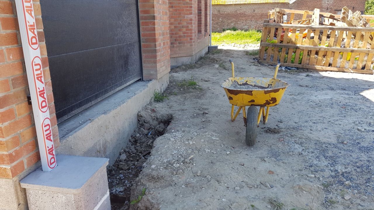 Début de tranchée devant le garage