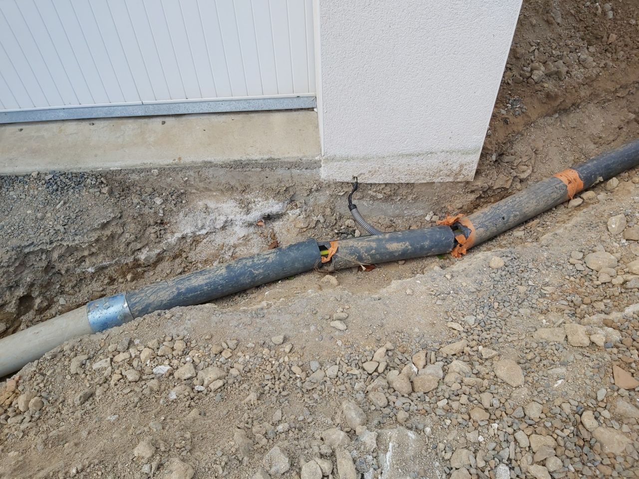 Passage supplémentaire de gaine elec et tuyau d'eau pour alim bassin